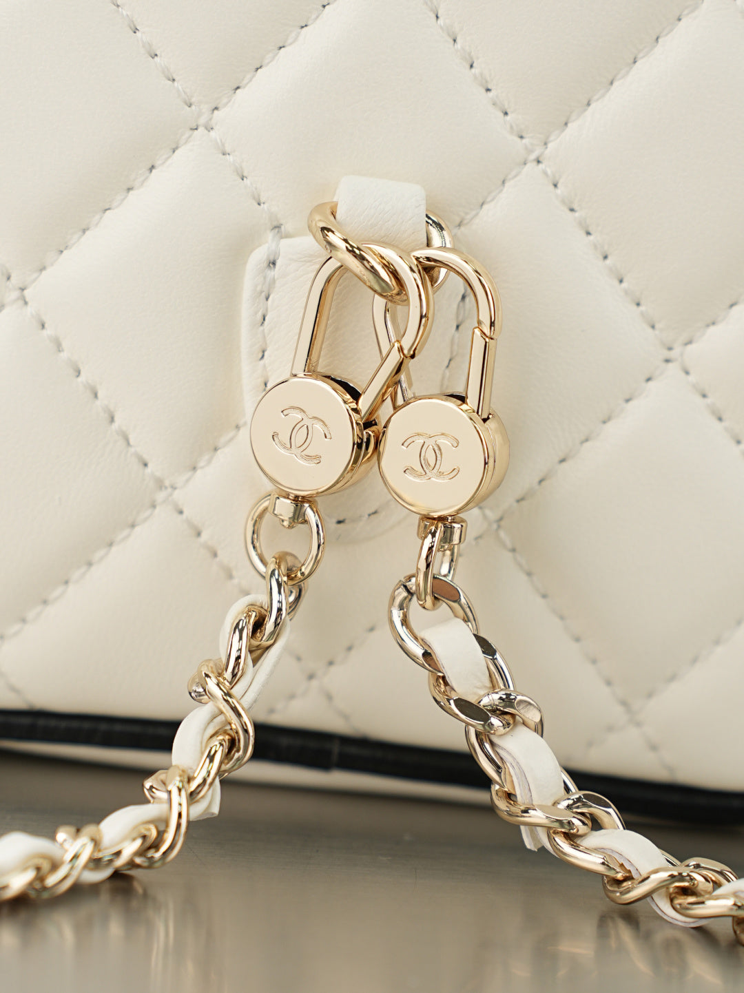 CC 𝑨𝑷𝟑𝟕𝟓𝟑 Mini Backpack White Lambskin