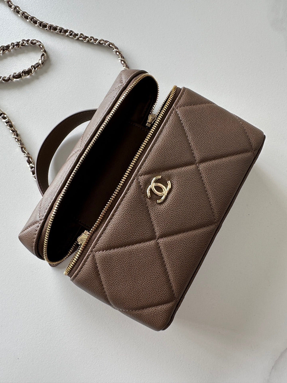 CC 25C Vanity Case Coffee Caviar Leather 289550