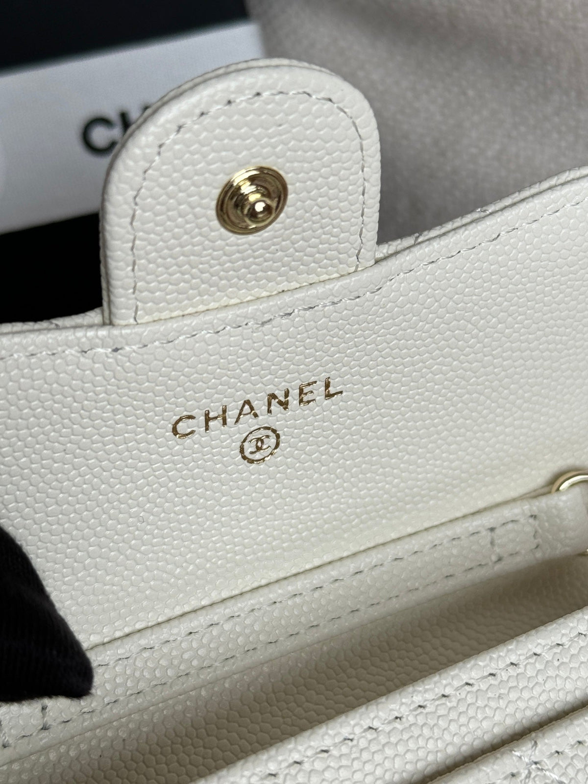 CC 24 Classic Wallet On Chain 11cm White Caviar Leather 240674