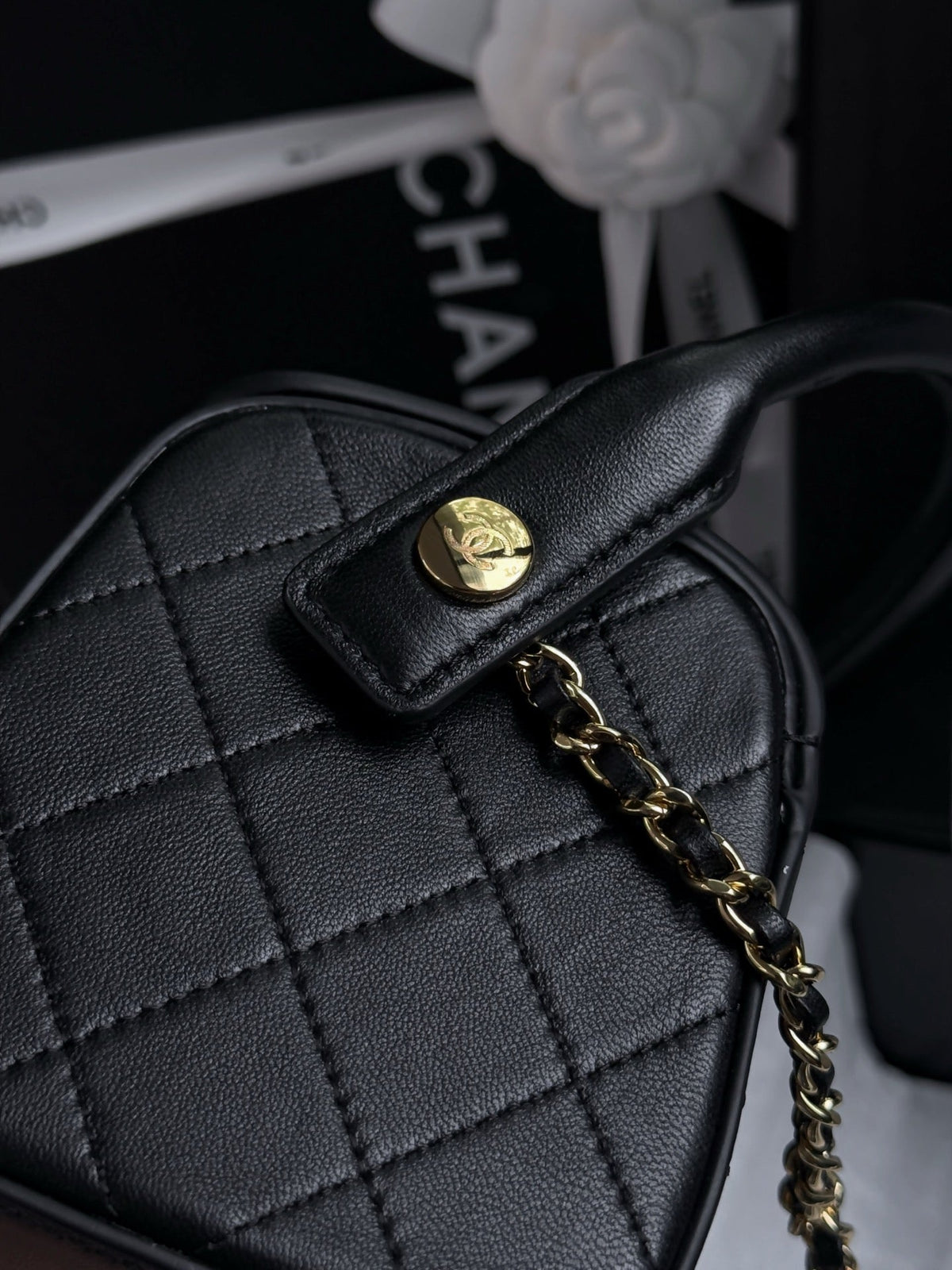 CC 26s Clutch With Chain Black Crocodile Calfskin