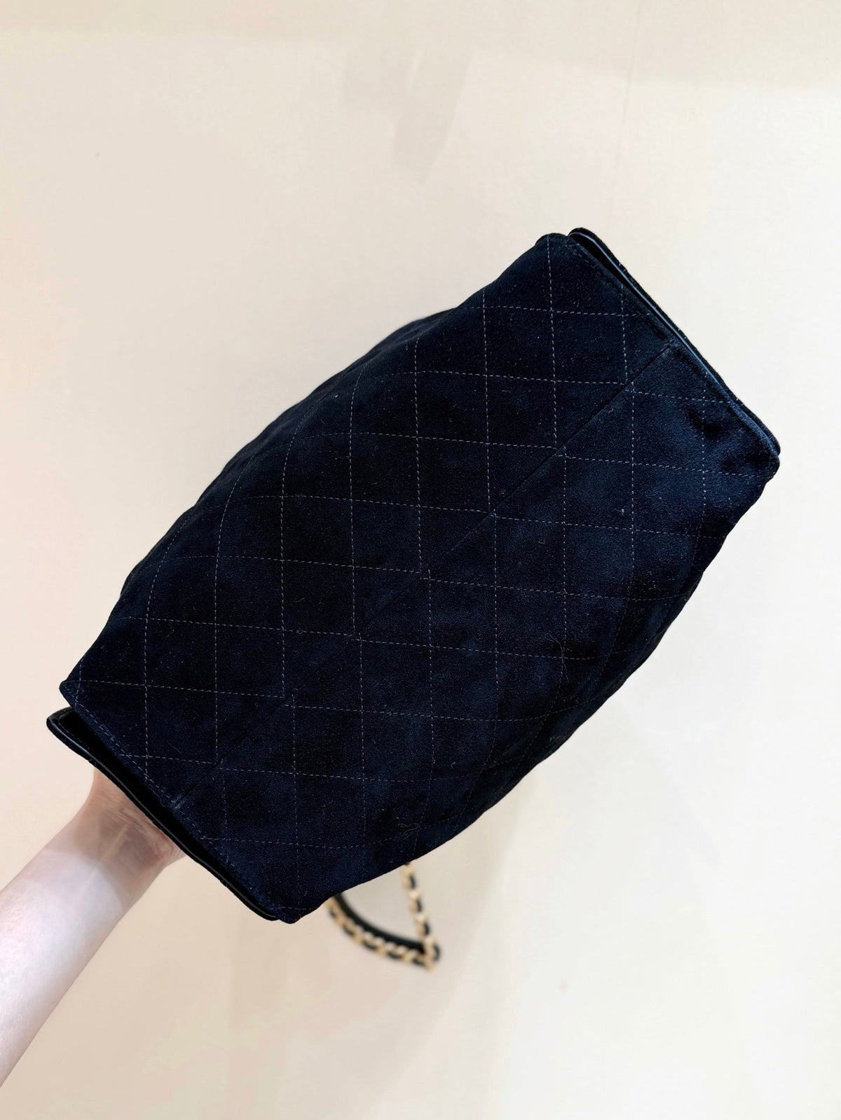 CC 25 Handbag 40 In Black Suede Gold Hardware