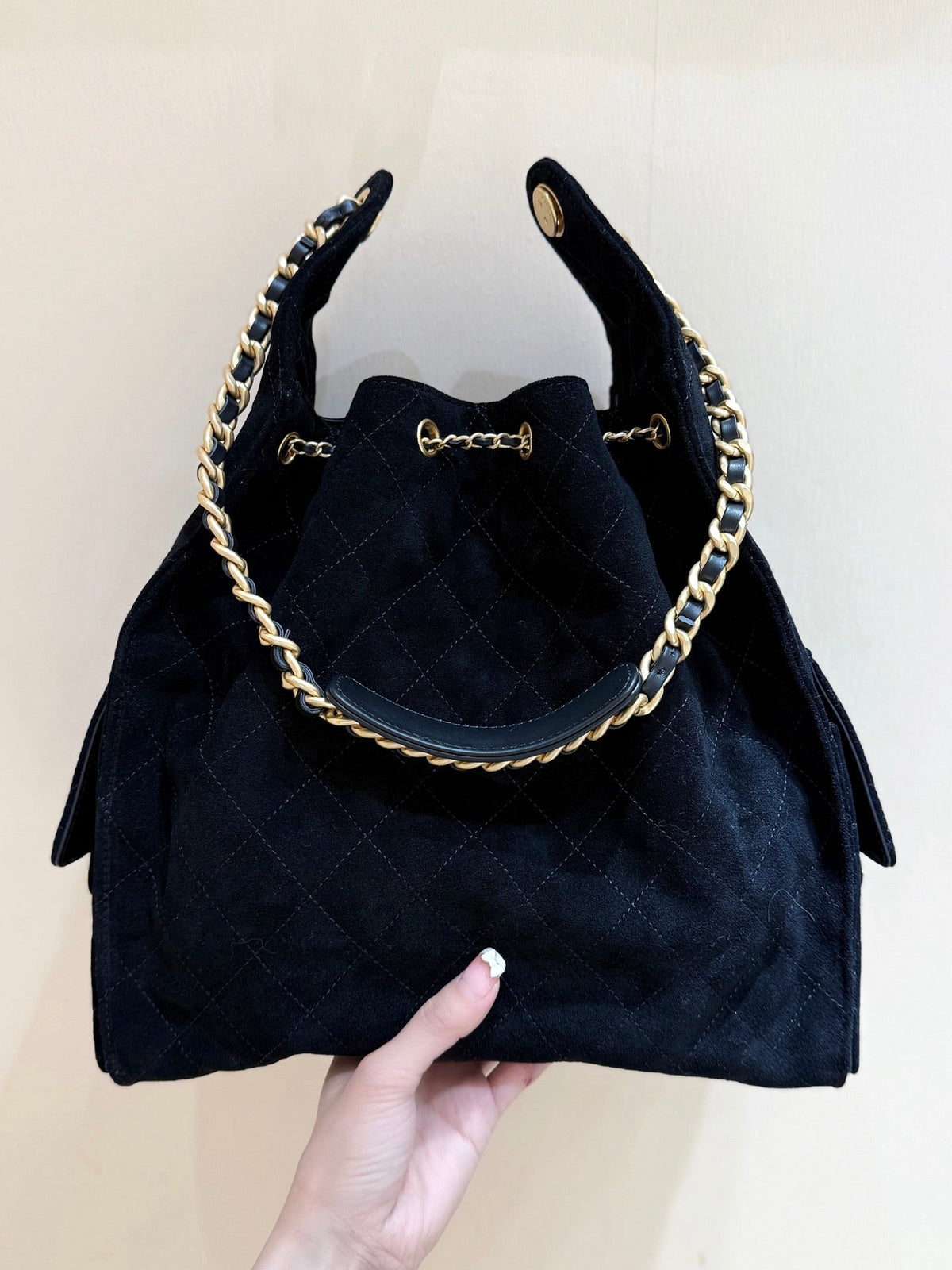 CC 25 Handbag 40 In Black Suede Gold Hardware