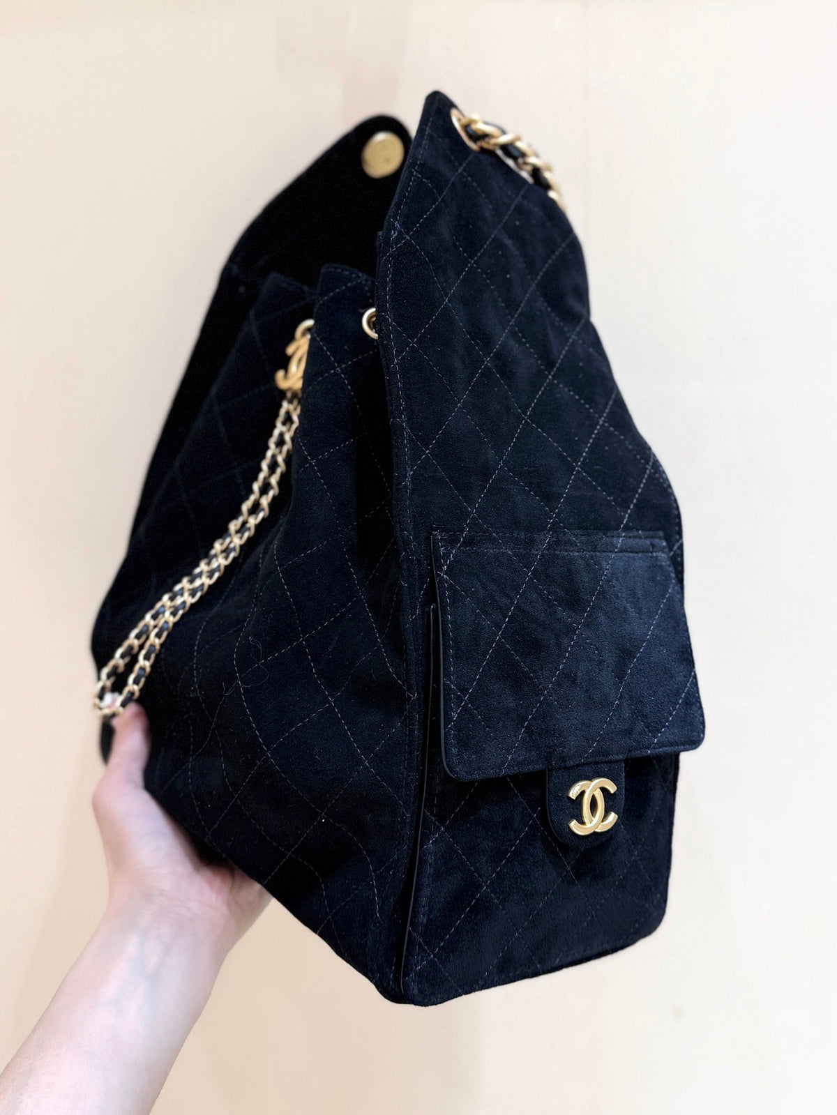 CC 25 Handbag 40 In Black Suede Gold Hardware