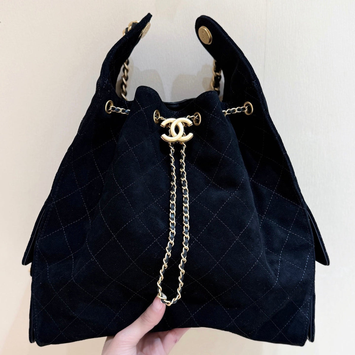 CC 25 Handbag 40 In Black Suede Gold Hardware