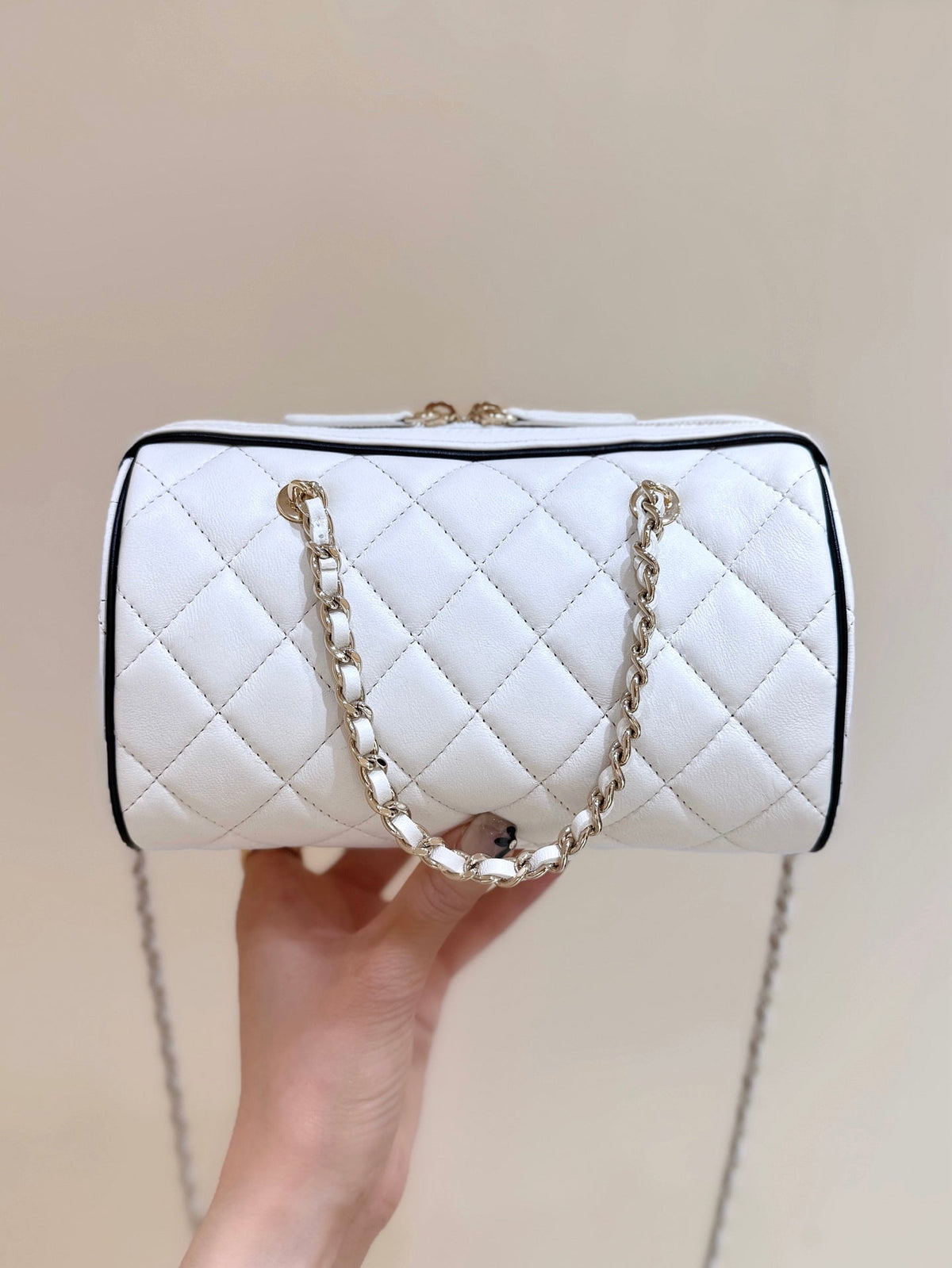 CC 25P Bowling Bag 18.5cm White Quited Lambskin 290297
