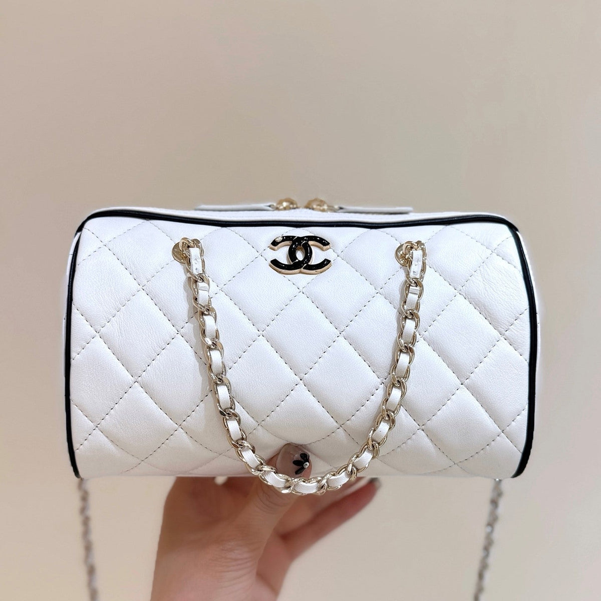 CC 25P Bowling Bag 18.5cm White Quited Lambskin 290297