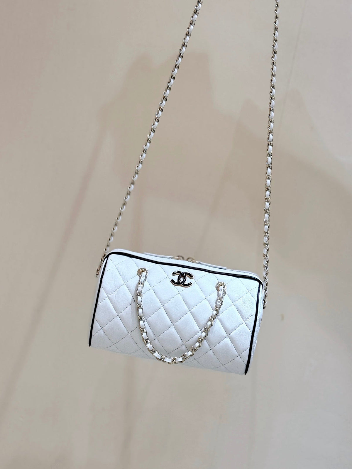 CC 25P Bowling Bag 18.5cm White Quited Lambskin 290297