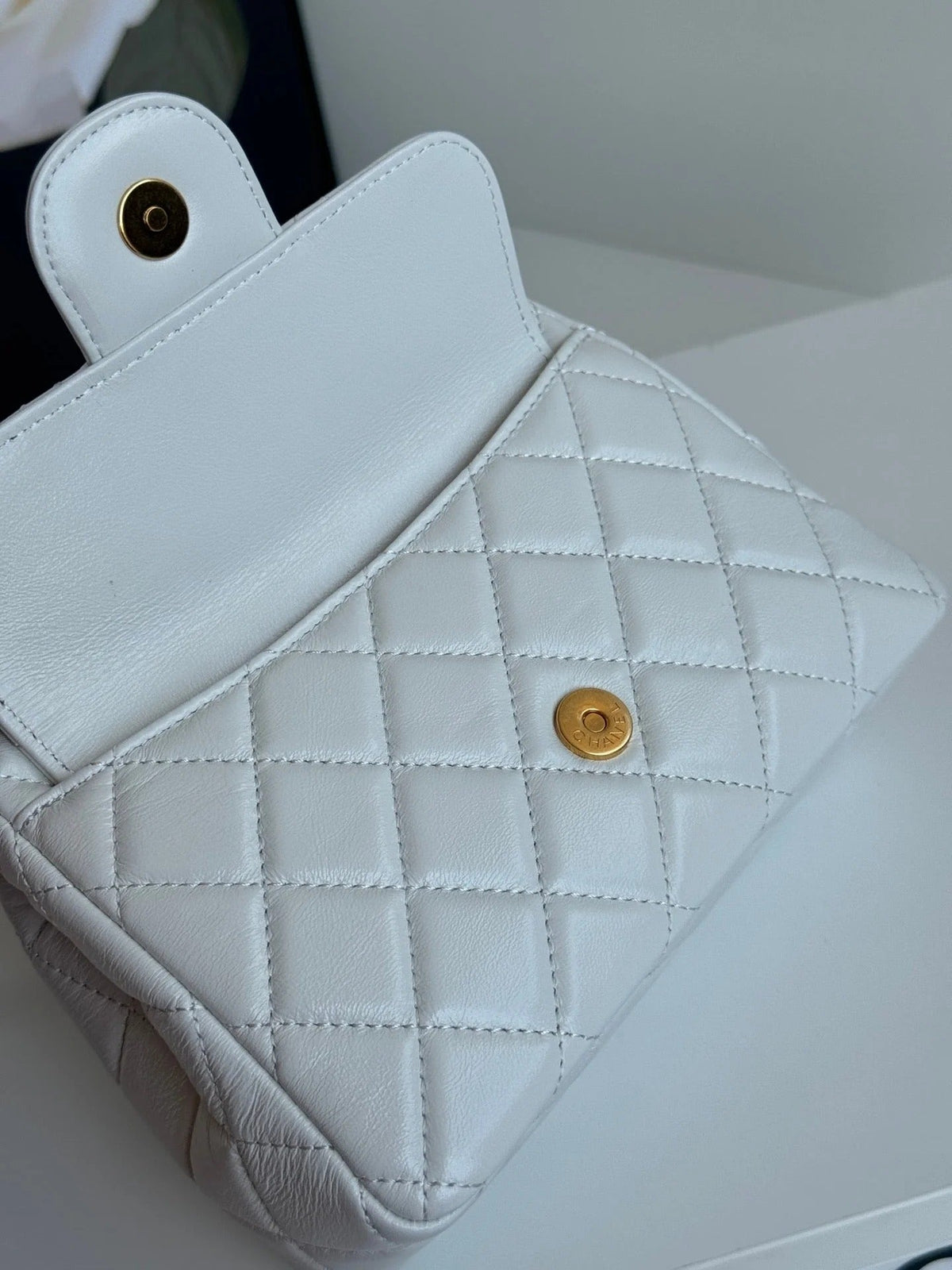 CHANEL 25S HOBO BAG 19 CM IN WHITE LAMBSKIN WITH GOLD HARDWARE